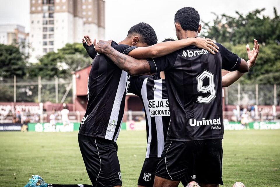 Jogadores do Ceará comemoram gol contra o Trindade
