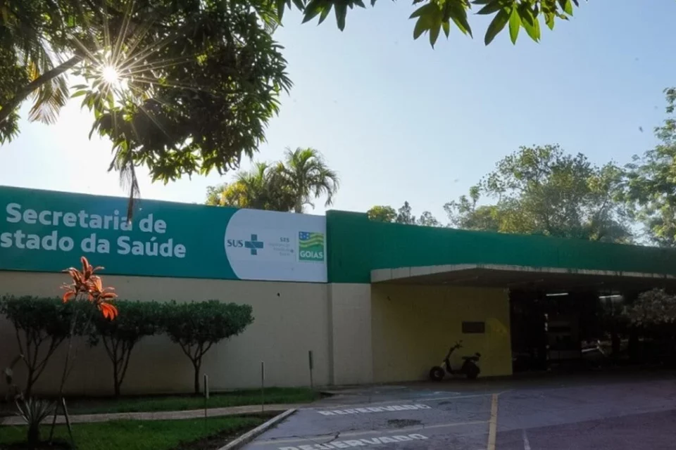 SES-GO abre vagas para profissionais da saúde com salários de até R$ 28 mil; Veja como se inscrever