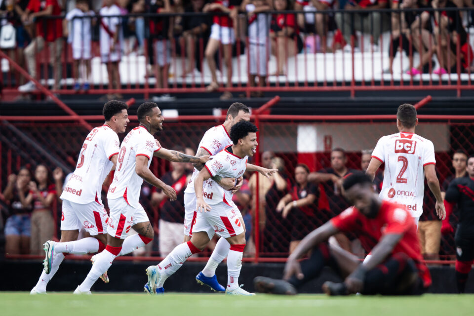 Vila Nova vence Atlético Goianiense
