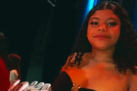 Victoria Manoelly dos Santos esteva acompanhada da mãe e do irmão em frente a um bar (Foto: Reprodução)