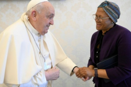 Papa Francisco com tipoia no braço (Foto: Vaticano)