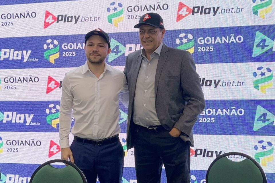Ronei Freitas (d) ao lado do dono da 4 Play em evento do Campeonato Goiano