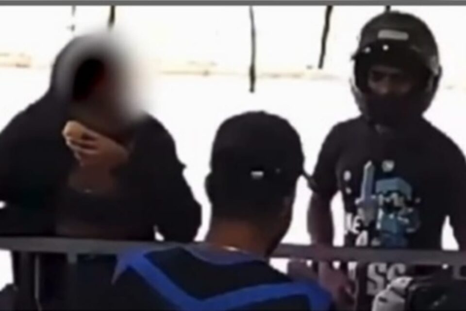 A imagem mostra uma jovem comendo coxinhas enquanto o namorado tem a loja roubada