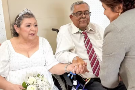 Cláudio Natividade e Raimunda Natividade se casam em hospital (Foto: Divulgação/IgesDF)