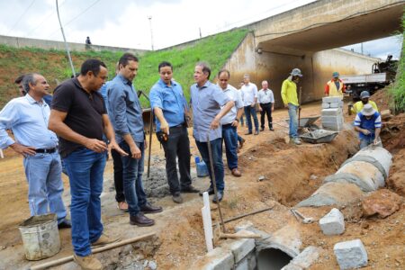 Leandro Vilela acompanha obras de recuperação asfáltica (Foto: Divulgação)