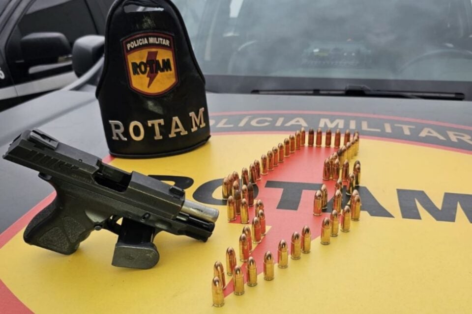 Arma apreendida em ação da PM que tenta encontrar material furtado de delegacia em Goiás