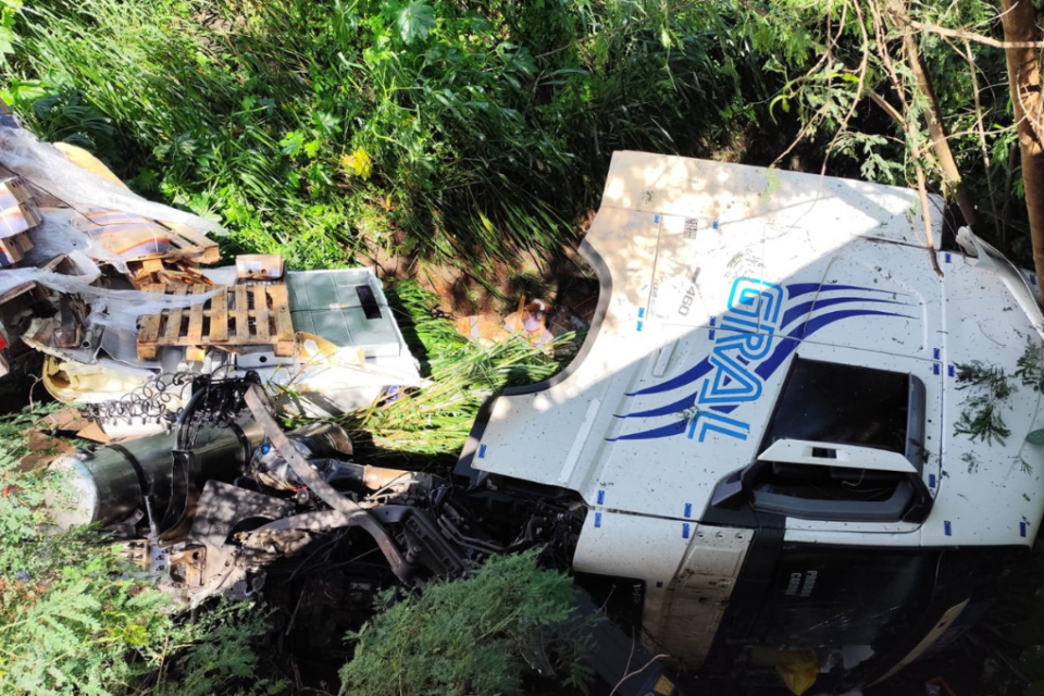 Caminhoneiro é resgatado após veículo sair da pista na BR-153 em Itumbiara