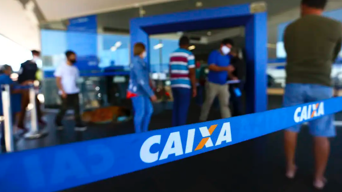 Pessoas em uma fila para entrar no banco da Caixa Econômica