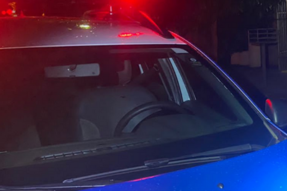 Imagem colorida mostra a parte de cima de uma viatura da Polícia Militar de Goiás.