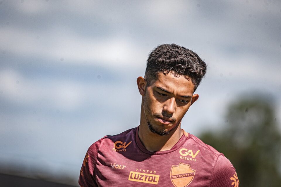 Vitor Graziani em treino pelo Vila Nova