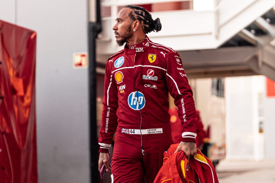 Hamilton durante treinos com a Ferrari