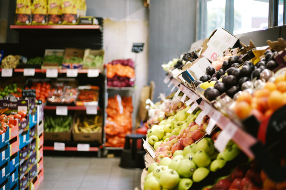 Imagem de um mercado no setor de frutas