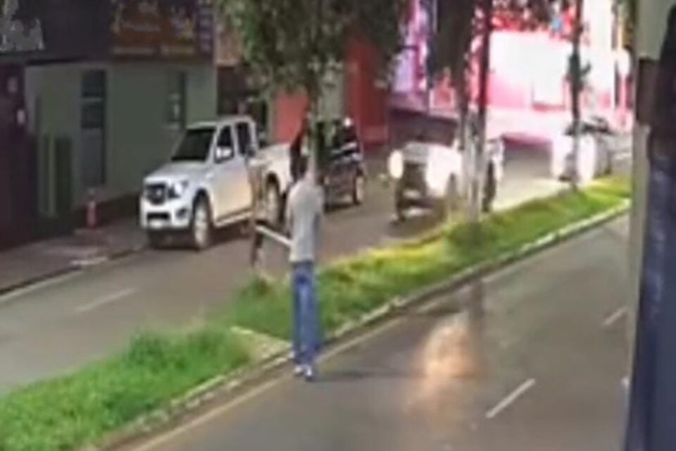 Homem é atropelado após ser retirado de comércio com pedaço de madeira, em Catalão
