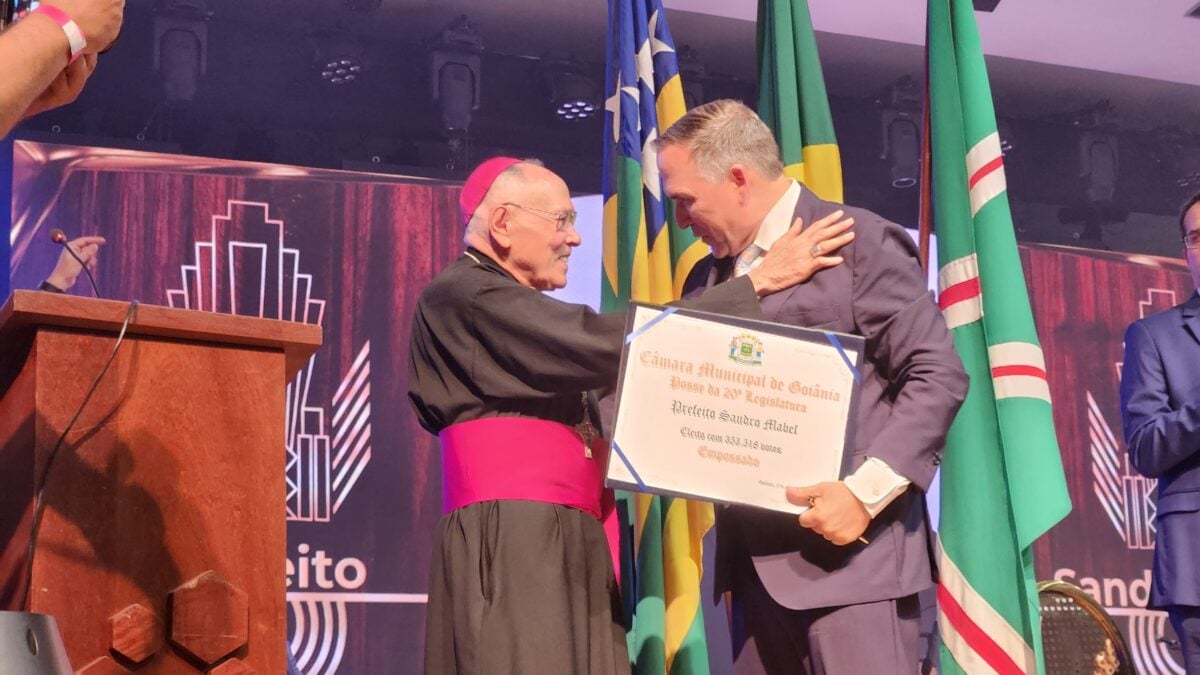 Sandro Mabel e arcebispo emérito de Goiânia, dom Washington Cruz (Foto: Ruber Couto)