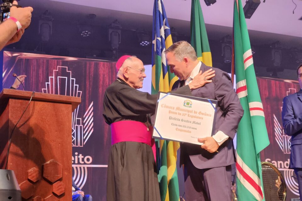 Sandro Mabel e arcebispo emérito de Goiânia, dom Washington Cruz (Foto: Ruber Couto)