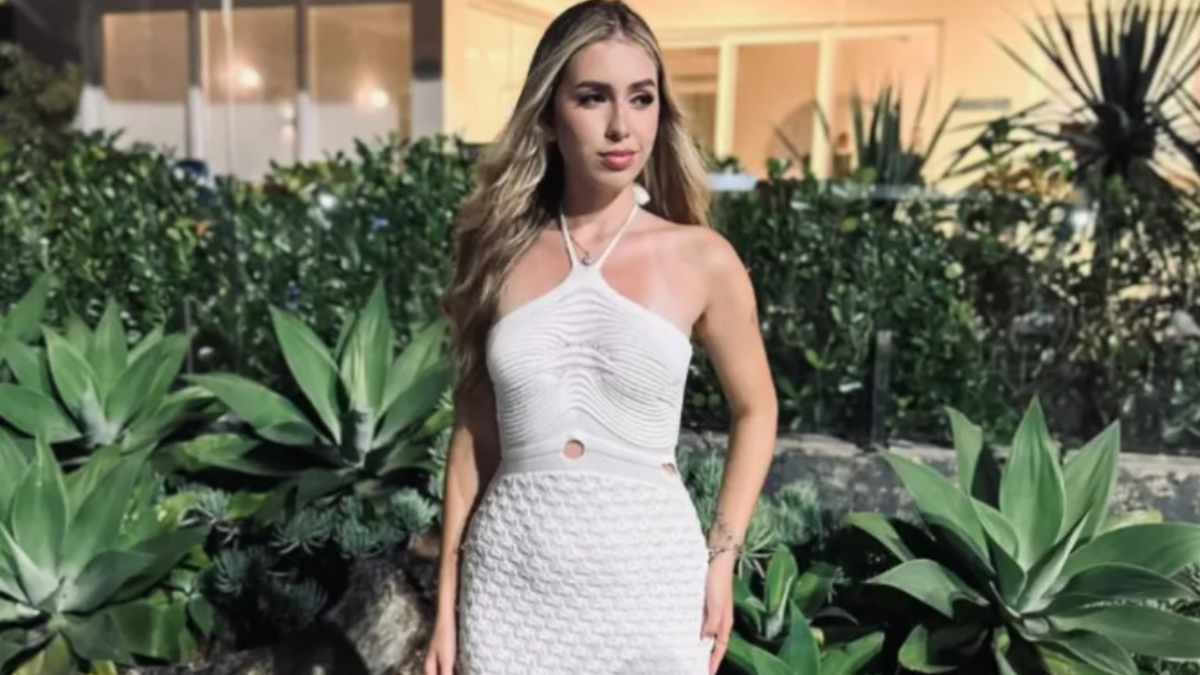 Imagem da ex-miss usando um vestido branco