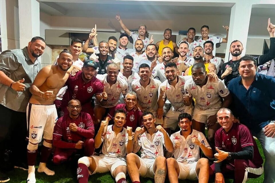 Elenco do Inhumas comemora vitória