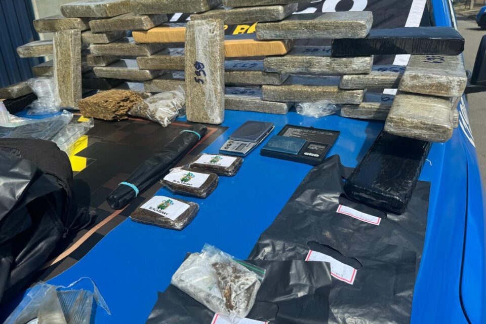 A imagem mostra a apreensão de 30 kg de drogas, dispositivos eletrônicos e diversas embalagens