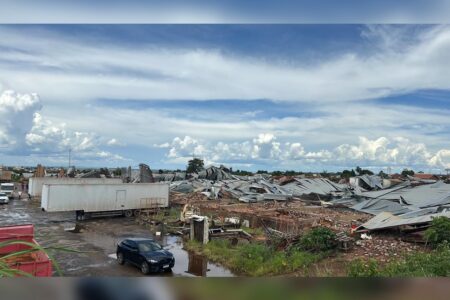 Galpão desmorona em Uruaçu e atinge residências