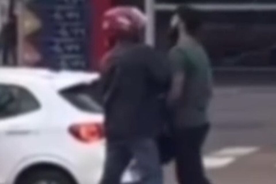 Motorista e motociclista trocam agressões após discussão no trânsito em Goiânia O caso não foi registrado pela polícia