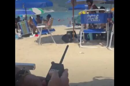 Turista usa aparelho para silenciar caixa de som em praia no Brasil e vídeo viraliza Argentino criador do “Reggaeton Be Gone”
