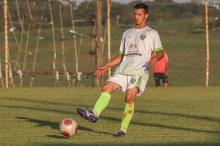 Jogador de futebol que levou choque no pescoço morre após 10 dias internado