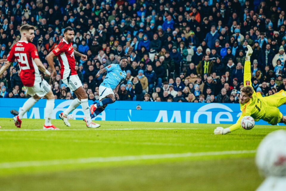 Manchester City goleia Salford City