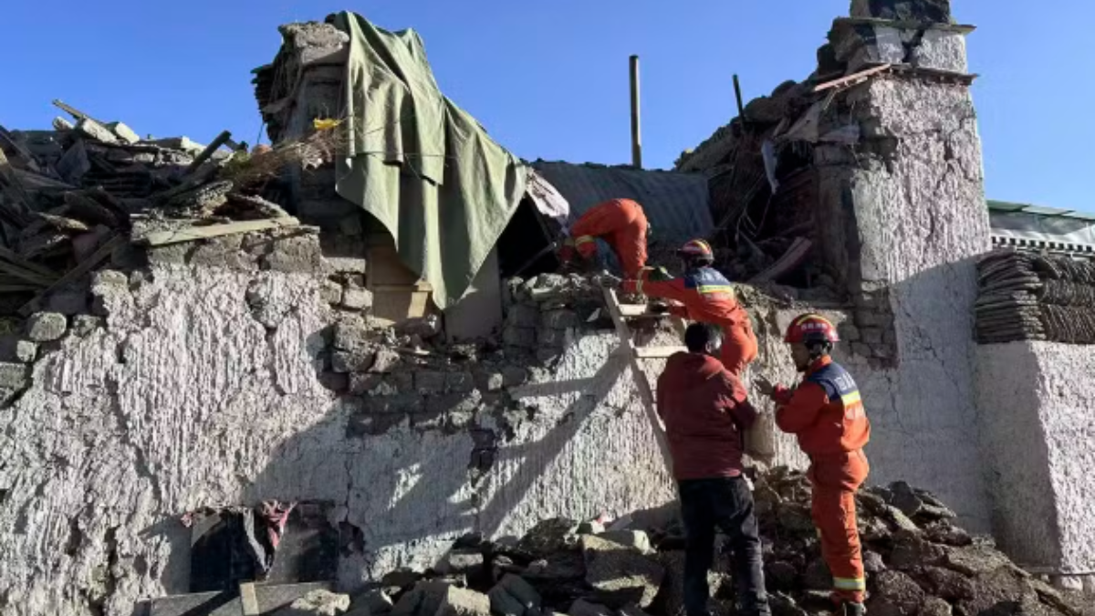 Imagem dos bombeiros trabalhando no resgate das vítimas