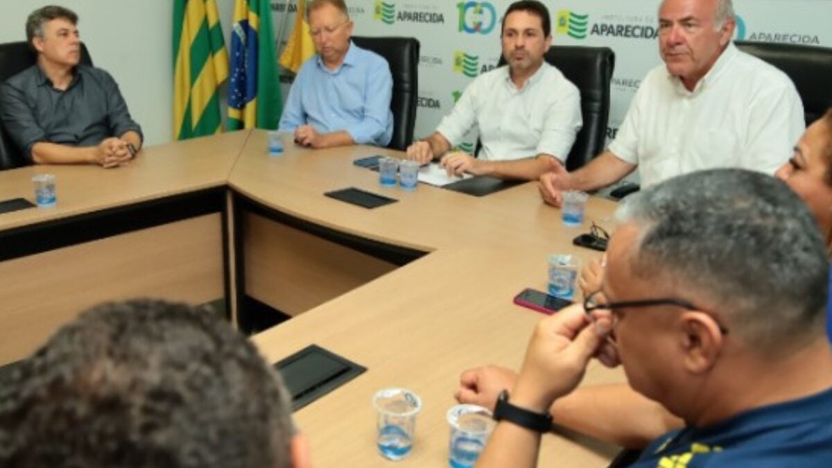 Prefeito Leandro Vilela em reunião com servidores (Foto: Divulgação)