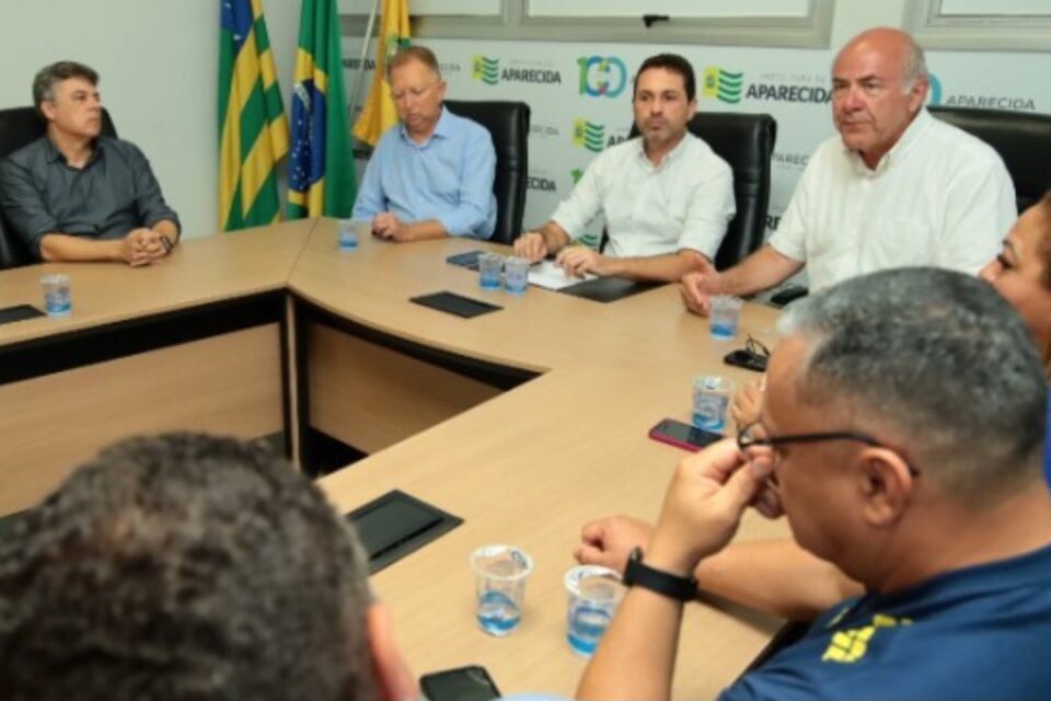 Prefeito Leandro Vilela em reunião com servidores (Foto: Divulgação)