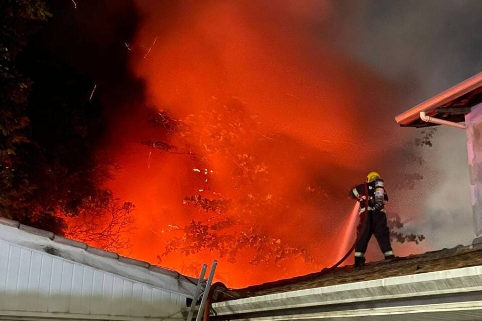 Incêndio em ferro-velho deixa quatro casas queimadas em Goiânia