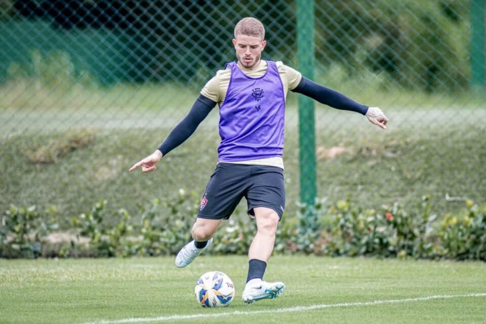 Léo Naldi em treino pelo Vitória