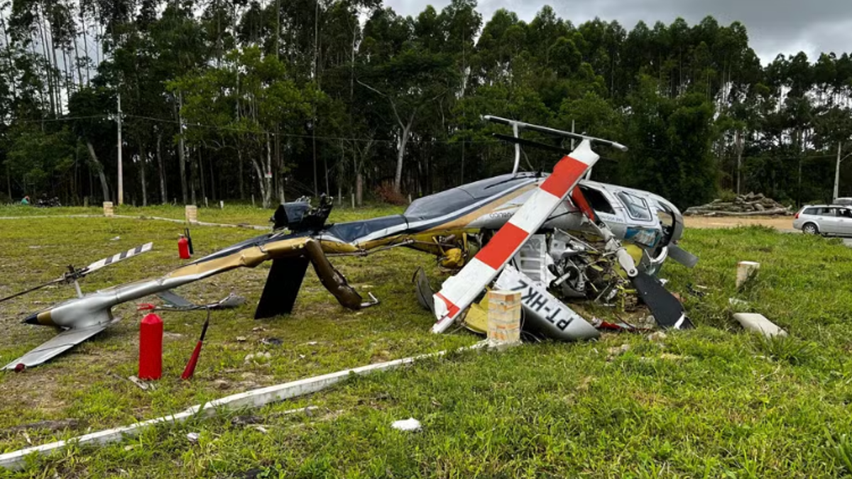 Helicóptero cai em cidade de SC (Foto: Divulgação/ Corpo de Bombeiros)