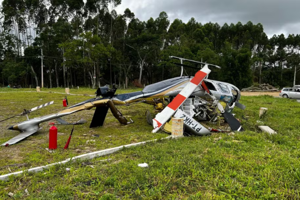 Helicóptero cai em cidade de SC (Foto: Divulgação/ Corpo de Bombeiros)