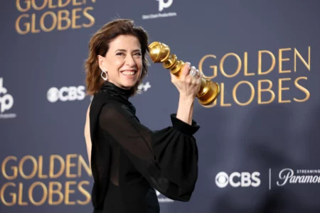 Fernanda Torres conquista Globo de Ouro de melhor atriz; confira os vencedores Cooper Koch, Monstros: A História de Lyle e Erik Menendez Ewan McGregor, Um Cavalheiro em Moscou Andrew Scott, Ripley Melhor Atriz (Série Limitada, Antologia ou Filme para TV) Jodie Foster, True Detective: Terra Noturna – vencedor Cate Blanchett, Disclaimer Sofía Vergara, Griselda Cristin Milioti, Pinguim Kate Winslet, The Regime Naomi Watts, Feud: Capote vs. the Swans