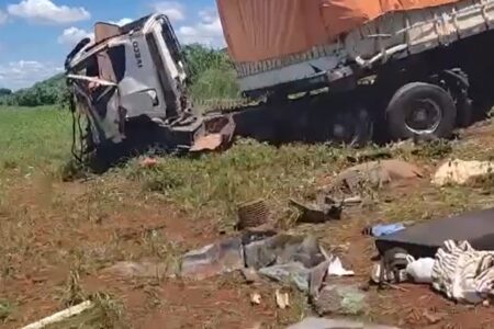 Dois motoristas ficam gravemente em acidente que envolveu três carretas na BR-452, em Goiás