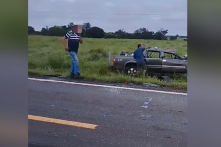 Capotamento deixa feridos (Foto: Reprodução)