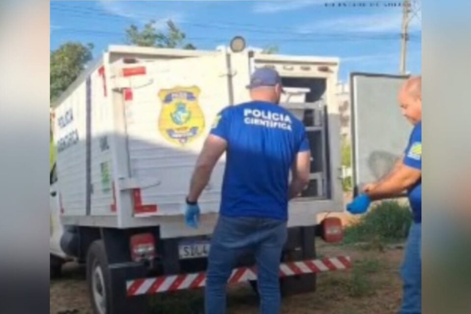 A imagem mostra uma viatura do IML recolhendo o corpo do jovem morto em confronto
