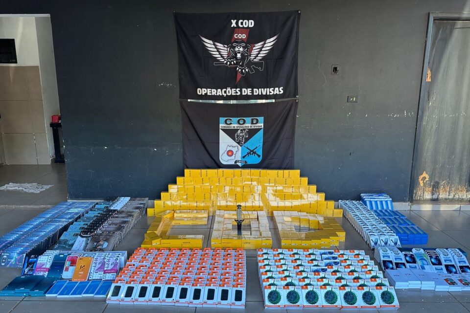 A imagem mostra produtos eletrônicos sem nota fiscal, contrabandeados da China apreendidos pela polícia