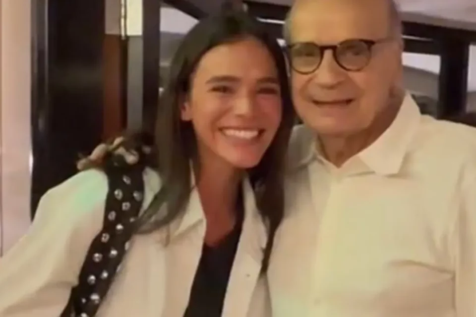 Bruna Marquezine se emociona ao encontrar Drauzio Varella em teatro