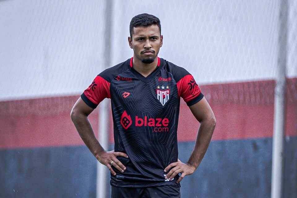 Kevyn em treino no Atlético Goianiense