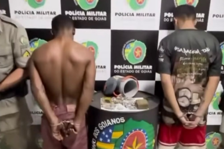 Suspeitos de esconder maconha em árvore foram presos (Foto: Reprodução)