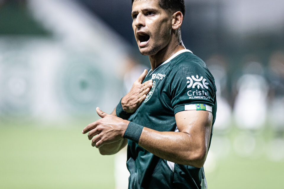 Goiás vence Goiânia por 3 a 0 na Serrinha