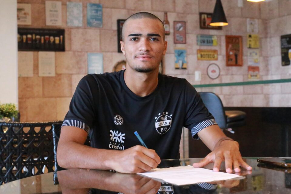Almeida assina contrato