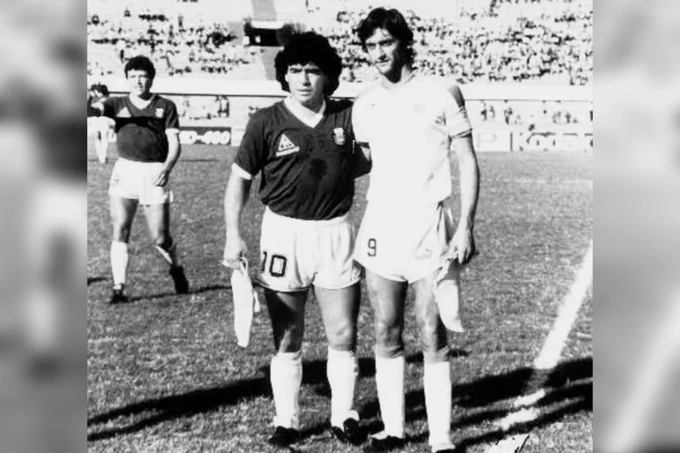 Maradona ao lado de Enzo Francescoli, do Uruguai, no Serra Dourada (Foto: Reprodução)
