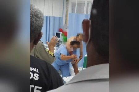 A imagem mostra um momento de tensão em que uma enfermeira que era mantida refém por um paciente em surto, consegue se desvencilhar