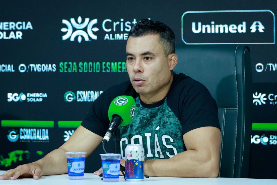 Jair Ventura em coletiva no Goiás
