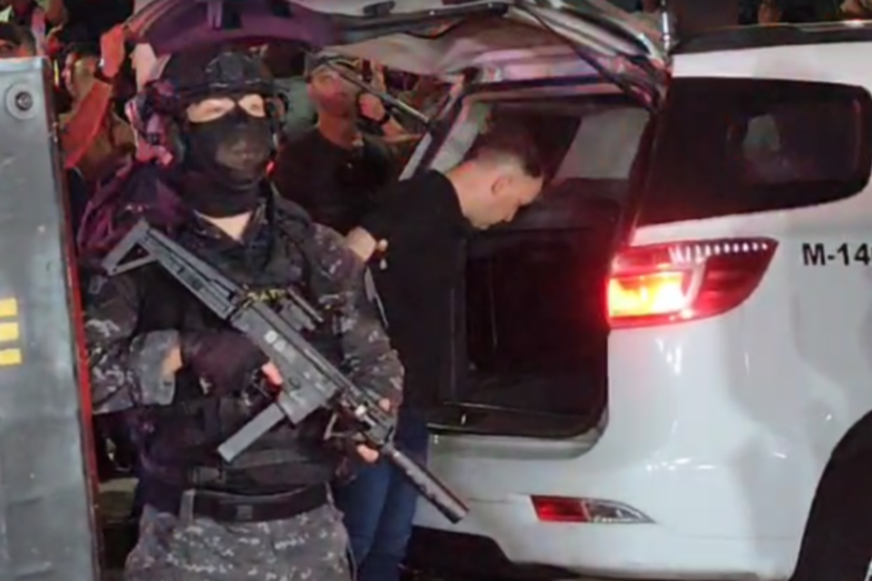 Autor dos disparos sendo levado por policiais