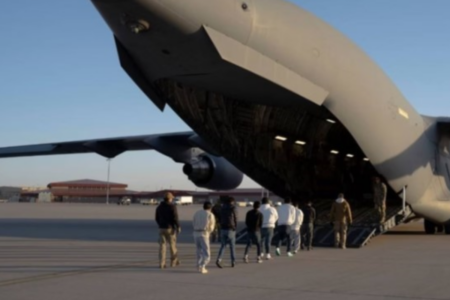 Avião com deportados dos EUA já em solo brasileiro (Foto: Força Aérea dos EUA)