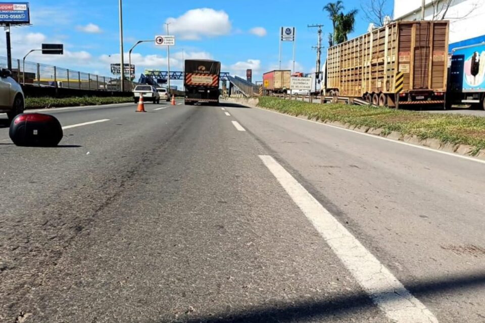 Motociclista morre após ser atropelado por caminhão na BR-153, em Goiânia, Goiás